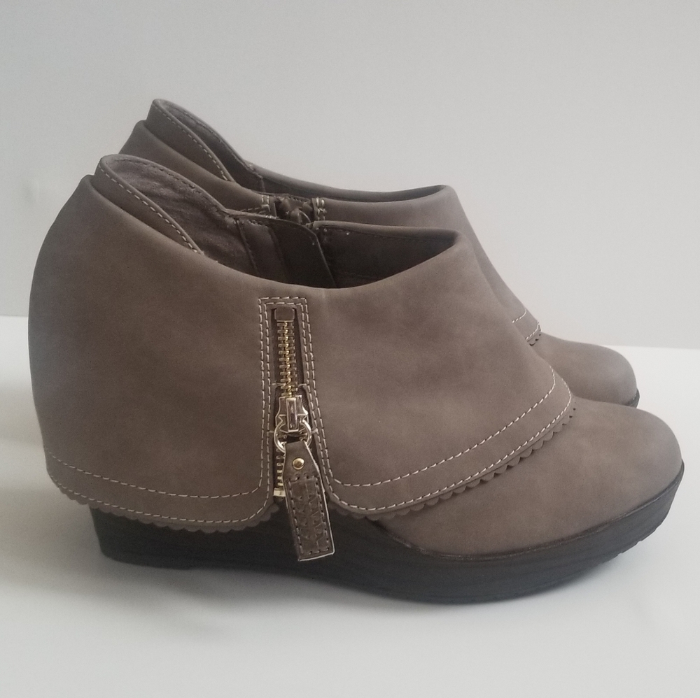 Dr. Scholl's Taupe Memory Foam.